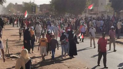  السودان.. اشتباكات أمام القصر الرئاسي.. والشرطة ترد بالغاز المسيل للدموع