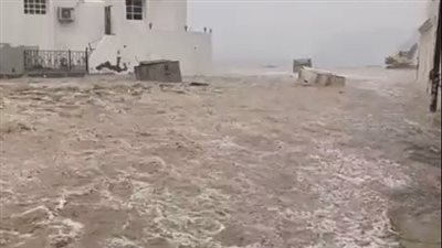 أمطار رعدية وسيول جارفة تجتاح دولة عربية| فيديو