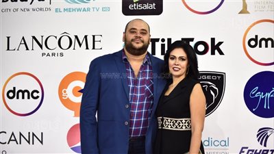 محمد ممدوح برفقة زوجته على ريد كاربت فيلم أبو صدام| صور