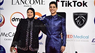 أحمد داش ببدلة زرقاء لامعة على ريد كاربت فيلم أبو صدام| صور