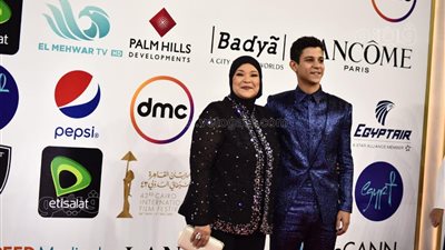 أحمد داش يقبل والدته على ريد كاربت فيلم 