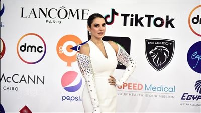 درة بإطلالة ساحرة على ريد كاربت العرض الخاص لـ أبو صدام | فيديو