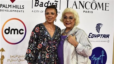 عبير صبري بالأسود وناهد السباعي برفقة والدتها على ريد كاربت أبو صدام | صور وفيديو