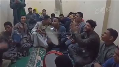 بالطبل والأناشيد.. احتفالات المواطنين بالليلة الكبيرة لمولد الحسين| فيديو 
