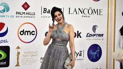 أروى جودة بفستان فضي أنيق في عرض فيلم أبو صدام | فيديو