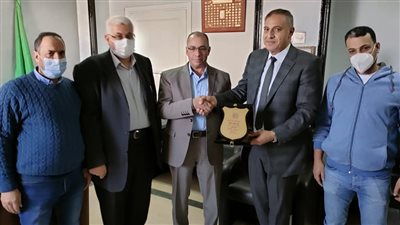 عامر يكرم مدير عام فرع التأمين الصحى بالشرقية 