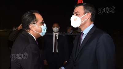 مصطفى مدبولي يستقبل رئيس الحكومة الإسبانية بمطار القاهرة| صور