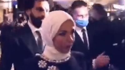 كان بيوجهها وألقى السلام على الحاضرين.. فيديو جديد للحظة دخول صلاح وزوجته حفل القدم الذهبية 