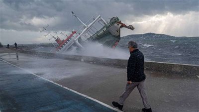 تطايرت أسطح وانهارت مآذن.. مقتل وإصابة 68 شخصا في العاصفة العاتية بتركيا 