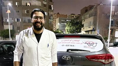 الطبيب الإنسان.. محمد عبد العليم يتجول في الشوارع لعلاج مصابي كورونا مجانا| فيديو