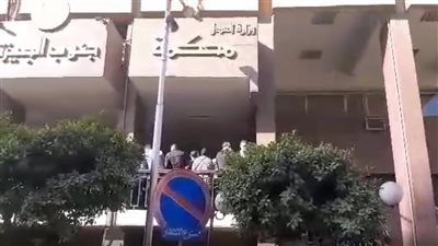 مرددين هتافات افتح.. غلق محكمة الجيزة أمام المحامين لعدم الحصول على لقاح كورونا | فيديو