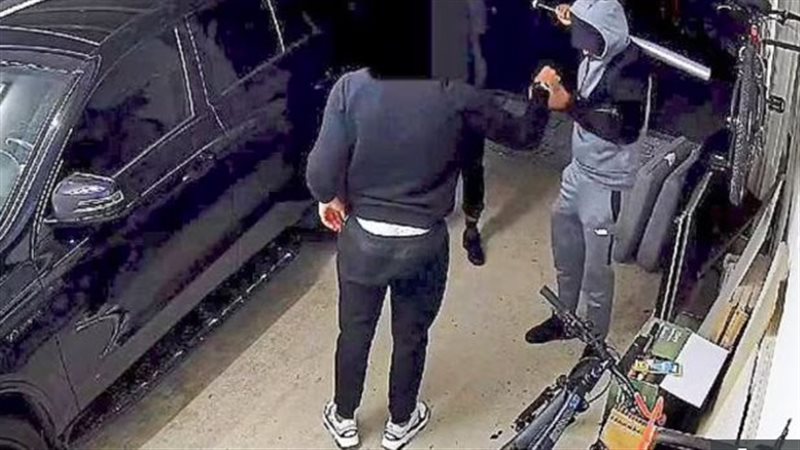 عاطلين متهمين بسرقة