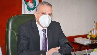 محافظ سوهاج يتابع تطبيق قرار منع دخول المواطنين غير الملقحين المصالح الحكومية