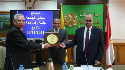 الفنون الجميلة تهدي مستشفى الكبد الجامعي بالمنيا 22 عملًا فنيًا