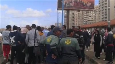 أمواج البحر تهدم أجزاء من سور كورنيش الإسكندرية وتصيب فتاة بكسور | صور 