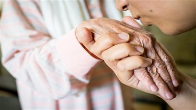 تفسير حلم تقبيل الميت للحي وعلاقته بحاجة المتوفى للصدقات والدعاء