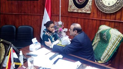 معلمة تكسر يد تلميذة بمطروح.. ووكيل الوزارة يستقبل الطفلة | صور