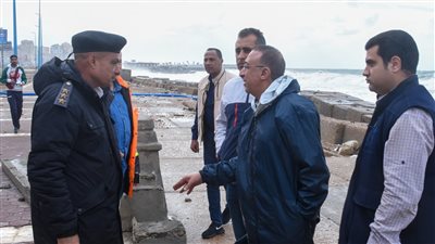 محافظ الإسكندرية يتابع تمركزات سيارات تصريف المياه على الكورنيش 