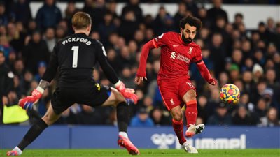محمد صلاح يقود هجوم ليفربول أمام إيفرتون