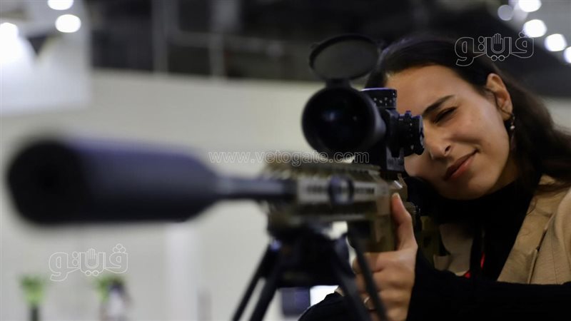 زائرة بالمعرض 