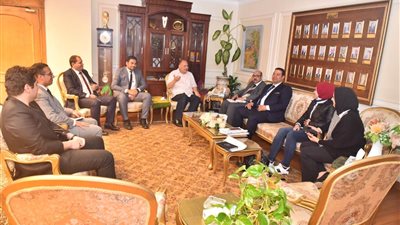 محافظ أسيوط يناقش توفير الأراضي اللازمة لإقامة وحدات ومراكز صحية 