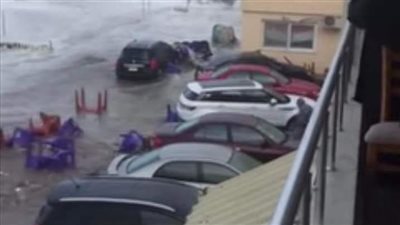 بسبب الطقس السيئ بالإسكندرية.. غرق نادي المهندسين وانهيار غرفة وسور | صور