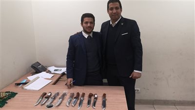 لقيوا الكيف في الجزمة.. ضبط راكبين حاولا تهريب أسلحة بيضاء وحشيش بمطار القاهرة | صور