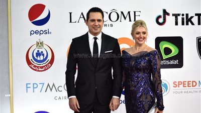 ظافر العابدين وزوجته أول الحضور على ريد كاربت فيلم 