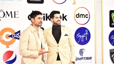 أمير المصري بالكاجوال وناهد السباعي بفستان قصير على ريد كاربت «غدوة»|فيديو وصور