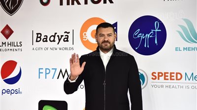 عمرو يوسف بإطلالة كاجوال على ريد كاربت فيلم غدوة|فيديو وصور 