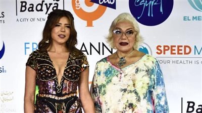 ناهد السباعي ووالدتها.. طاقة حب دائمة على الريد كاربت| صور