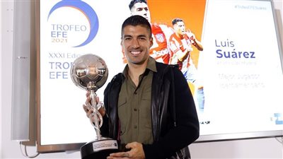 لويس سواريز يحصد جائزة جديدة