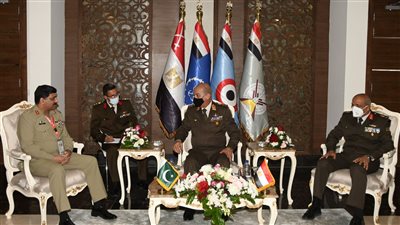 وزير الدفاع يلتقى عددا من قادة الوفود العسكرية على هامش فعاليات إيديكس 2021 