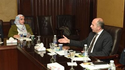  الالتزام البيئي باتحاد الصناعات يناقش الصناعة والاقتصاد الدوار