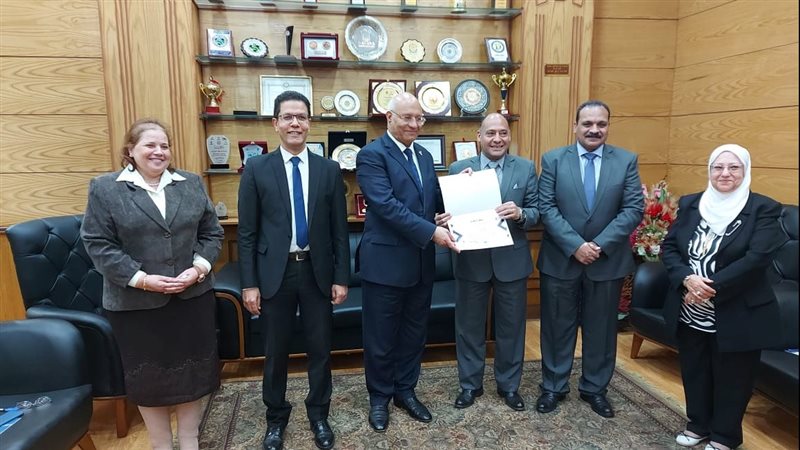 رئيس الجامعة يتكريم