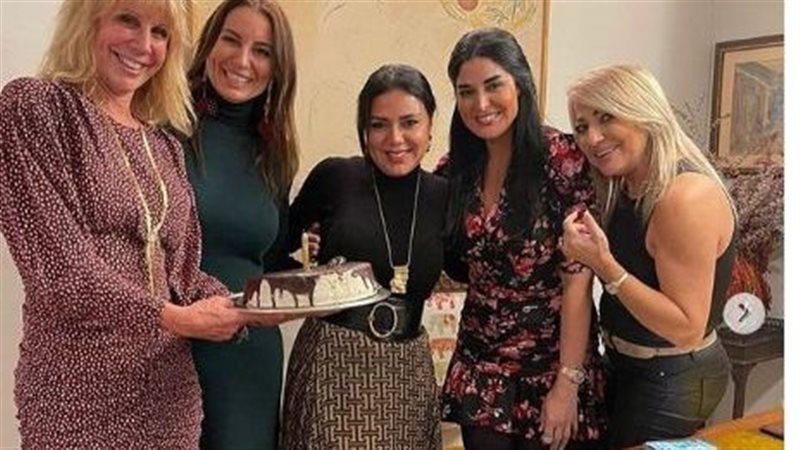 رانيا يوسف مع صديقاتها
