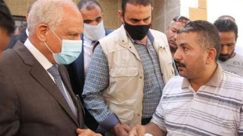 محافظ الجيزة مع المواطنين