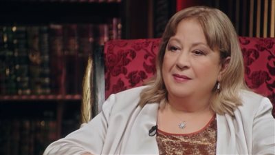 ورد وشوكولاتة ولبان.. سمية الألفي تكشف قصة حبها لفاروق الفيشاوي |فيديو