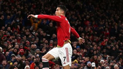 والدة كريستيانو تهدي بابا الفاتيكان قميص رونالدو