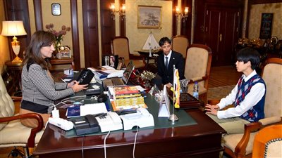 وزيرة الهجرة تلتقي أحد خبراء مؤسسة مصر تستطيع ونجله 