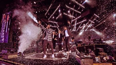 بالصور.. تامر حسنى يشعل 