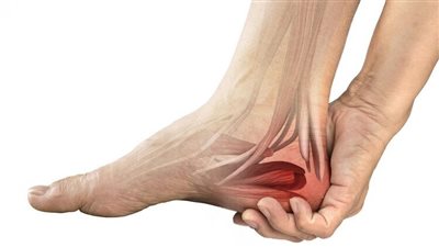 أسباب آلام كعب القدم عند الاستيقاظ وطرق العلاج