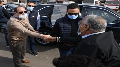 السيسي يتبادل التحية ويستمع إلى طلبات عدد من المواطنين خلال جولة اليوم 