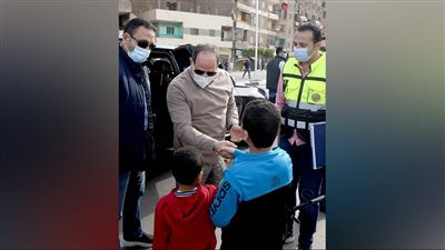  السيسي يداعب عددًا من الأطفال خلال تفقده مشروعات شبكة الطرق الجديدة | صور