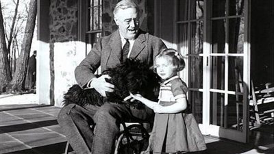 الإعاقة ليست عائقا.. قصة رجل حكم أكبر دولة بالعالم من فوق كرسي متحرك