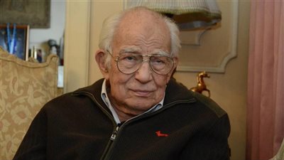 تزامنا مع غيابه.. بدء نظر أول دعوى قضائية من ابنة الفنان رشوان توفيق ضد والدها