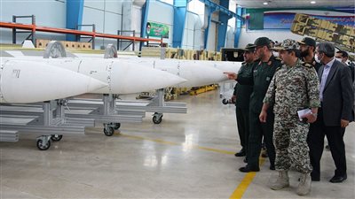 تقديم السلاح عن الطعام.. تقرير يكشف معاناة الإيرانيين وتردي أوضاع الاقتصاد 