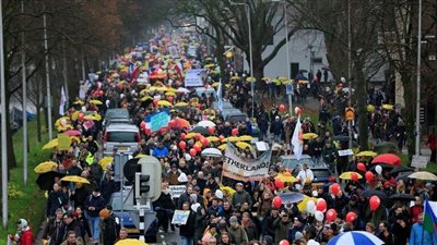 رغم تفشي أوميكرون.. مظاهرات حاشدة في هولندا احتجاجًا على قيود كورونا | فيديو