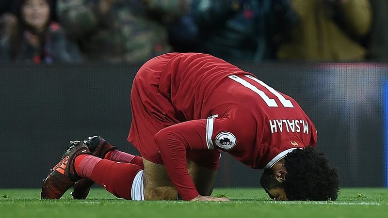 محمد صلاح يسجد شكرا