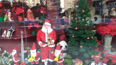 شجرة الكريسماس تصل لـ 2500 جنيه.. أسعار الزينة وملابس سانتا كلوز 
